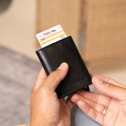 
Classic 100% Full-Grain Leather Card Holder - Zadní pohled se zesílenými koženými popruhy
