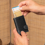 
Classic 100% Full-Grain Leather Card Holder - Zadní pohled se zesílenými koženými popruhy