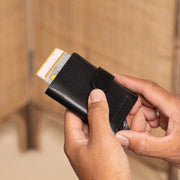 
Classic 100% Full-Grain Leather Card Holder - Zadní pohled se zesílenými koženými popruhy