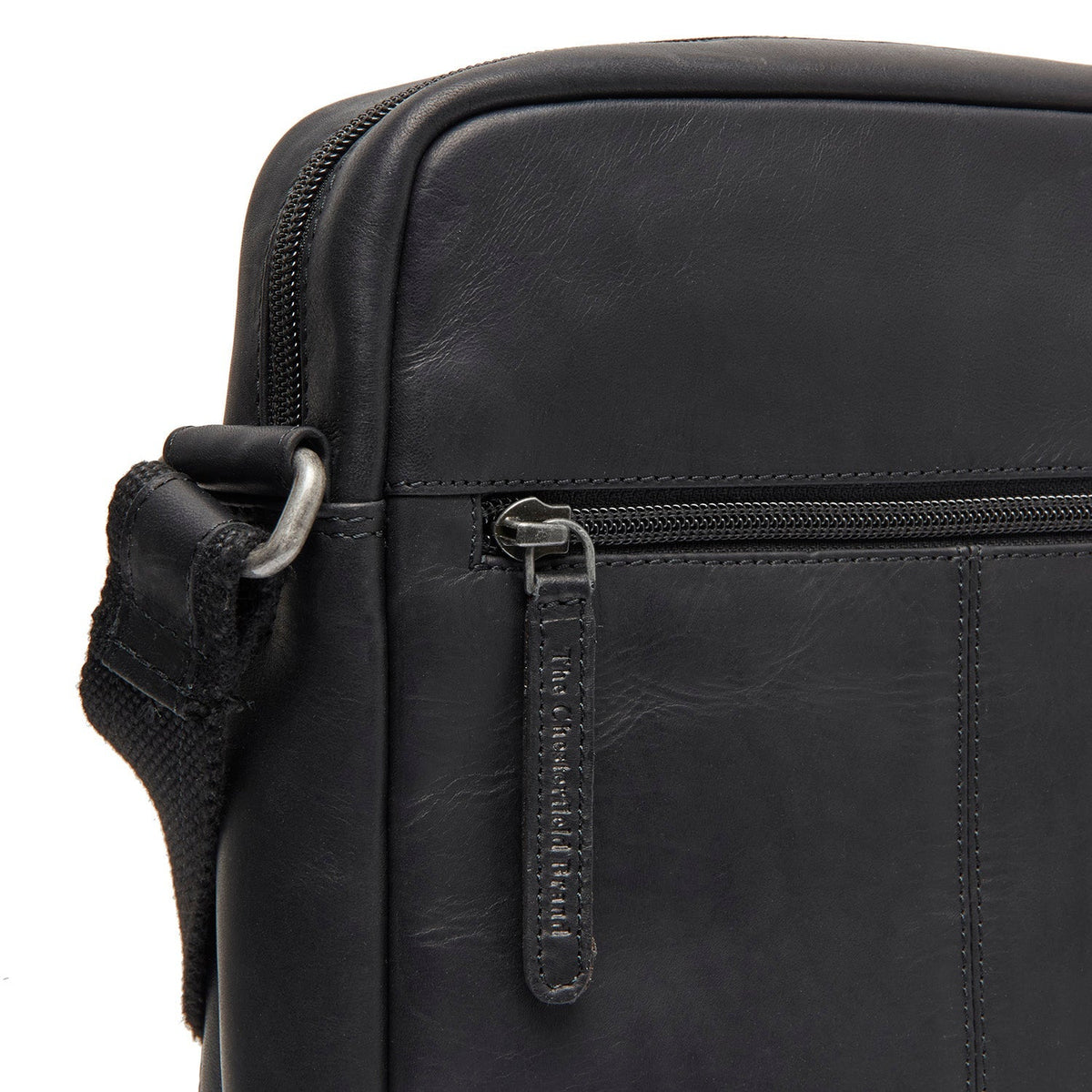 
Solid Antique Brass Hardware & Heavy-Duty Dual Zipper Detail on Anzora Kožená crossbody taška