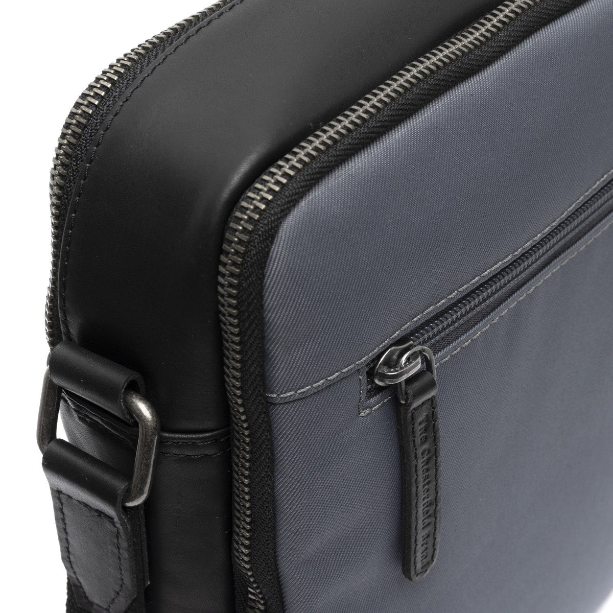 
Pohled na podšívku Showing Dedicated Padded Laptop Sleeve & Multi-Compartment Organization
