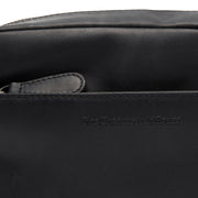 
Pohled na podšívku Showing Dedicated Padded Laptop Sleeve & Multi-Compartment Organization