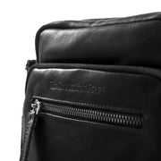 
Solid Antique Brass Hardware & Heavy-Duty Dual Zipper Detail on Birmingham Kožená crossbody taška