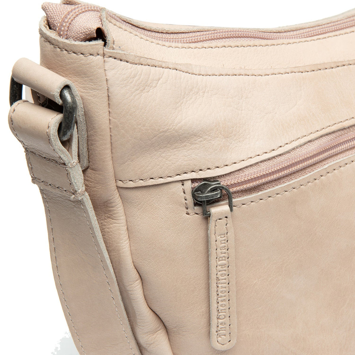 
Solid Antique Brass Hardware & Heavy-Duty Dual Zipper Detail on Clarita Kožená crossbody taška