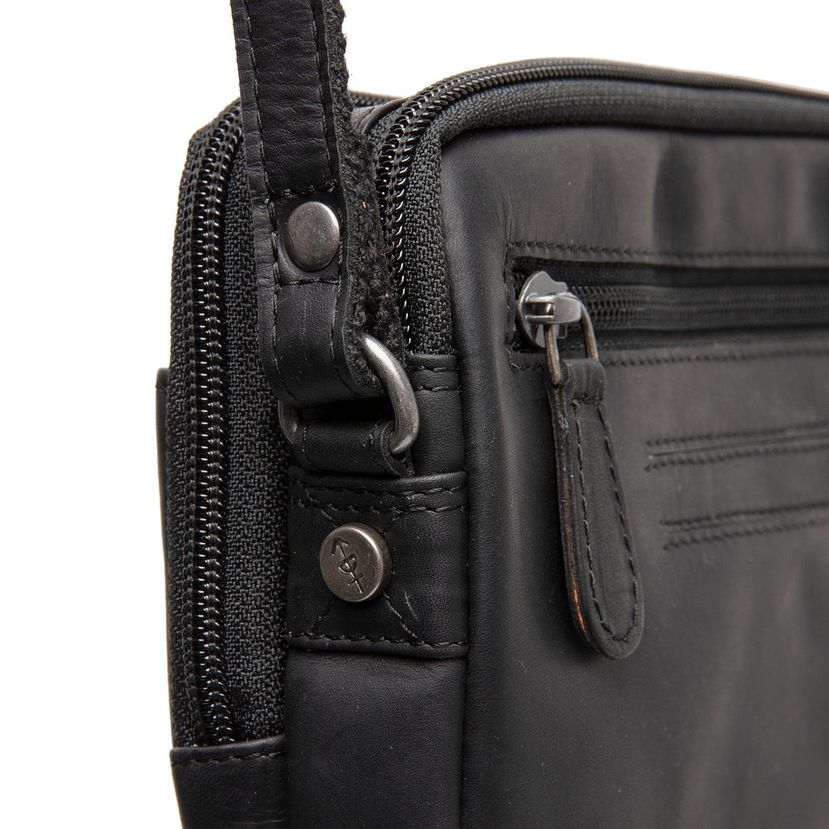 
Pohled na podšívku Showing Dedicated Padded Laptop Sleeve & Multi-Compartment Organization