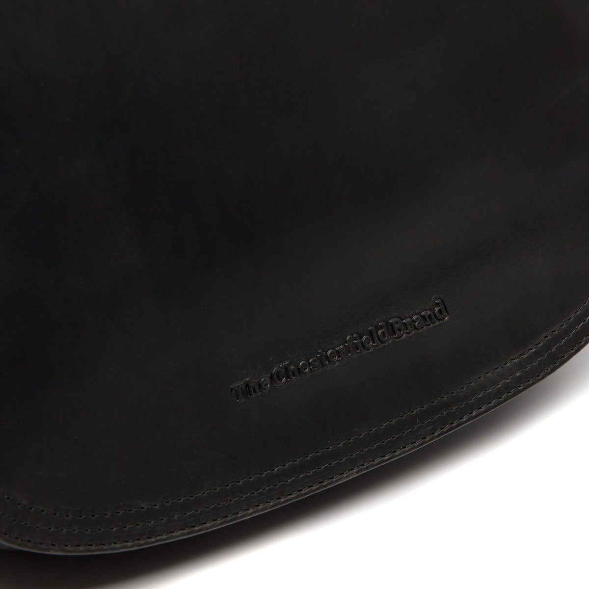 
Solid Antique Brass Hardware & Heavy-Duty Dual Zipper Detail on Everglades Kožená crossbody taška