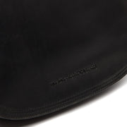 
Solid Antique Brass Hardware & Heavy-Duty Dual Zipper Detail on Everglades Kožená crossbody taška