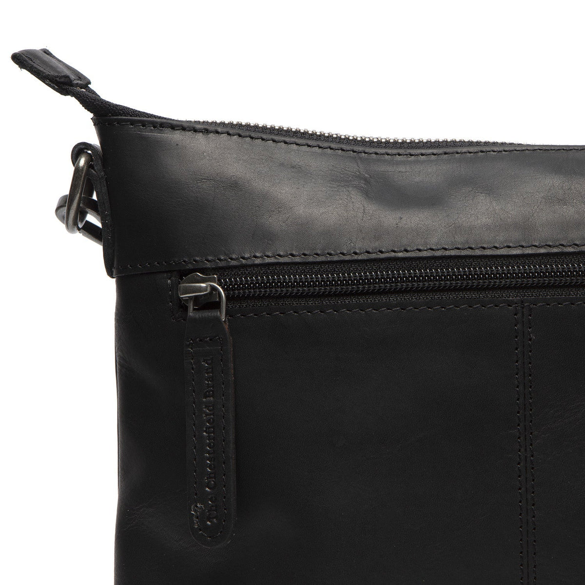 
Solid Antique Brass Hardware & Heavy-Duty Dual Zipper Detail on Faro Kožená crossbody taška