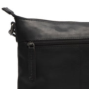 
Solid Antique Brass Hardware & Heavy-Duty Dual Zipper Detail on Faro Kožená crossbody taška