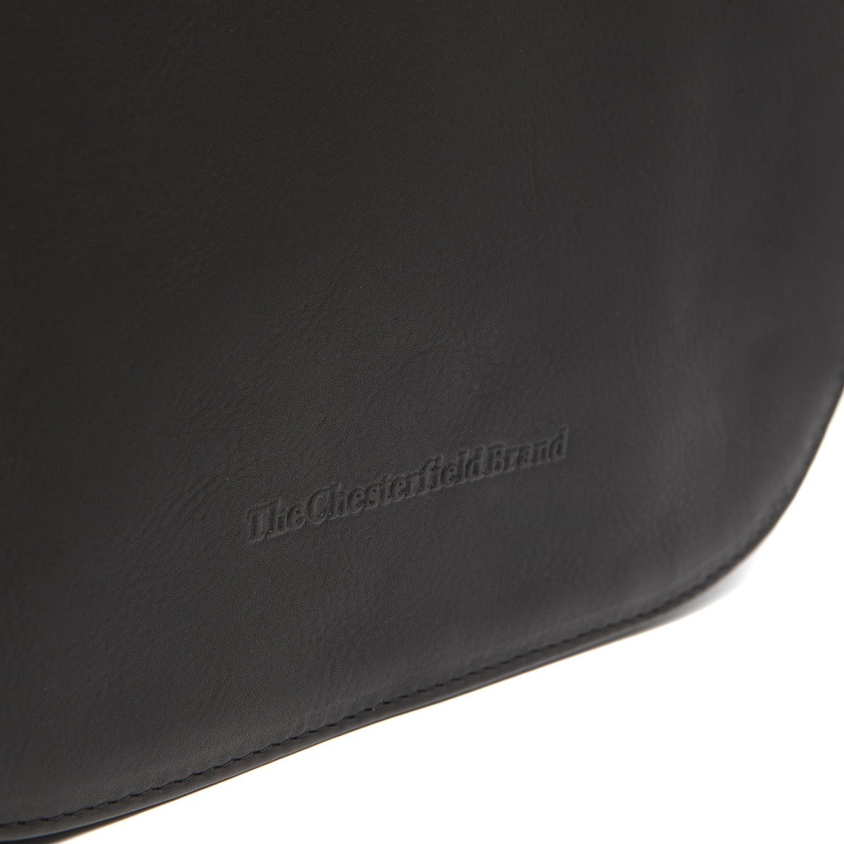 
Solid Antique Brass Hardware & Heavy-Duty Dual Zipper Detail on Millie Kožená crossbody taška