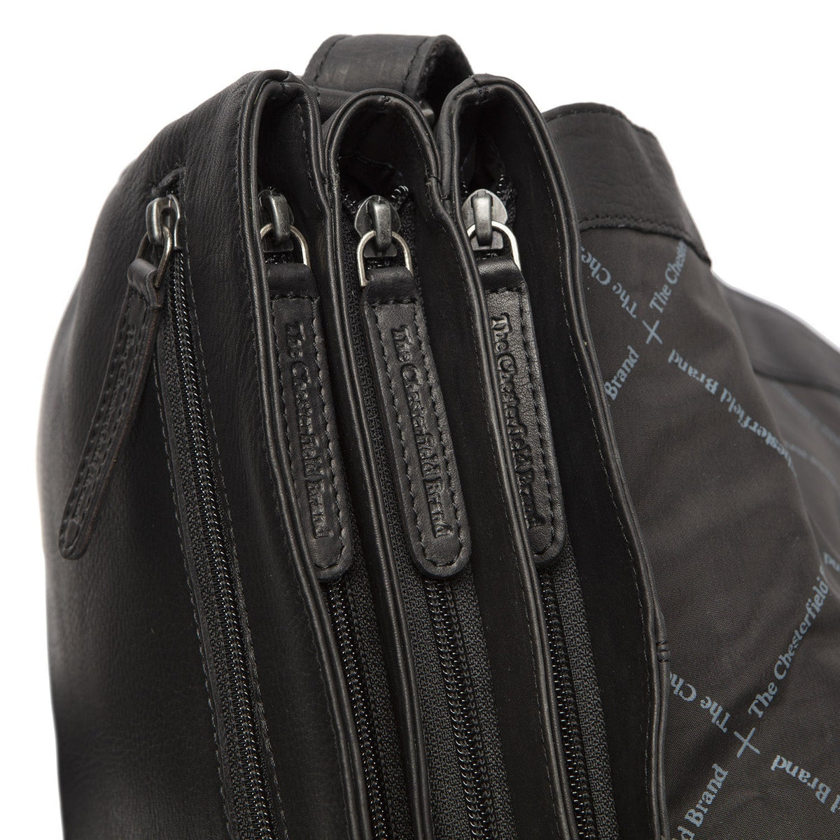 
Millie Kožená crossbody taška - Strukturovaný boční profil ukazující hloubku a kapacitu