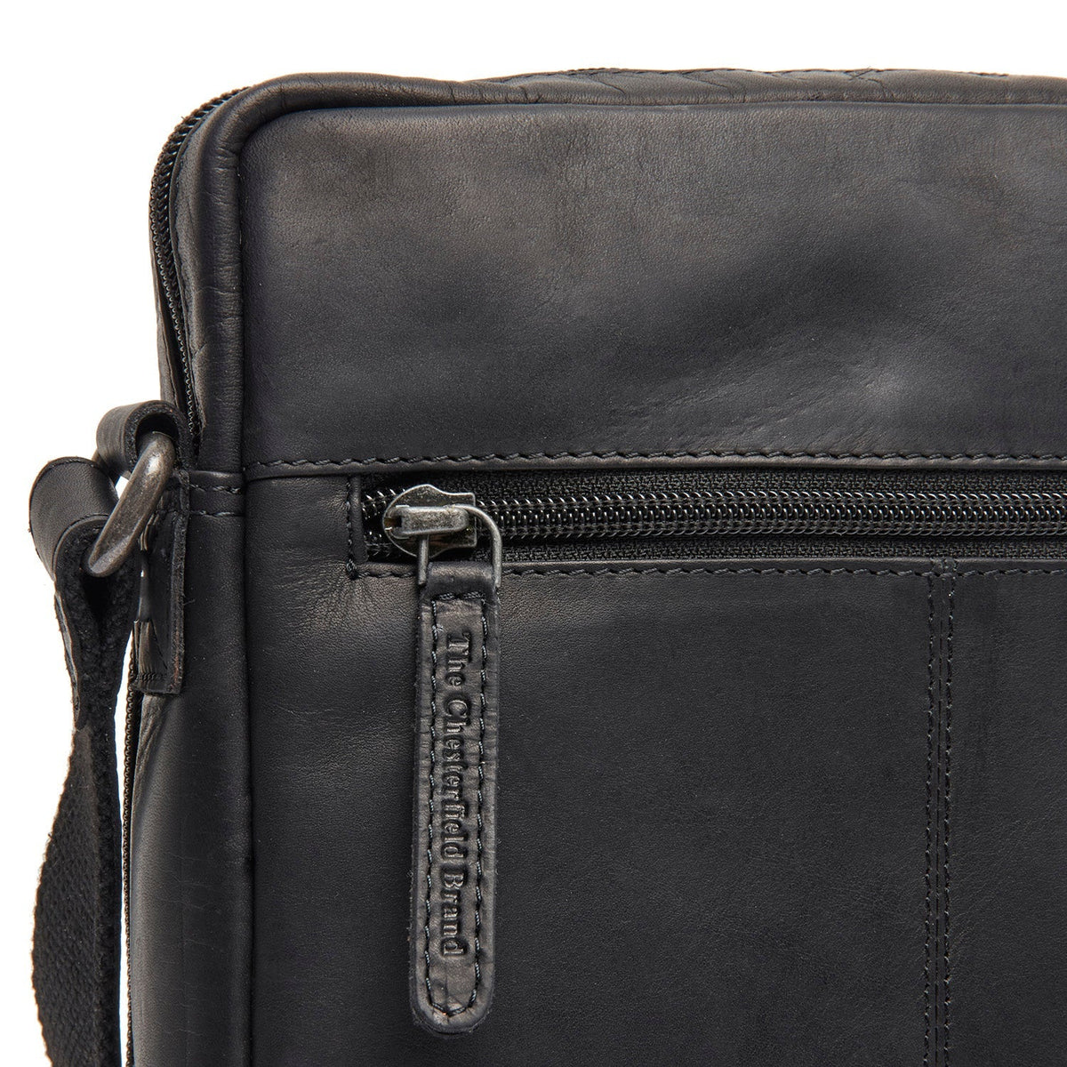 
Solid Antique Brass Hardware & Heavy-Duty Dual Zipper Detail on Montira Kožená crossbody taška