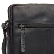 
Solid Antique Brass Hardware & Heavy-Duty Dual Zipper Detail on Montira Kožená crossbody taška