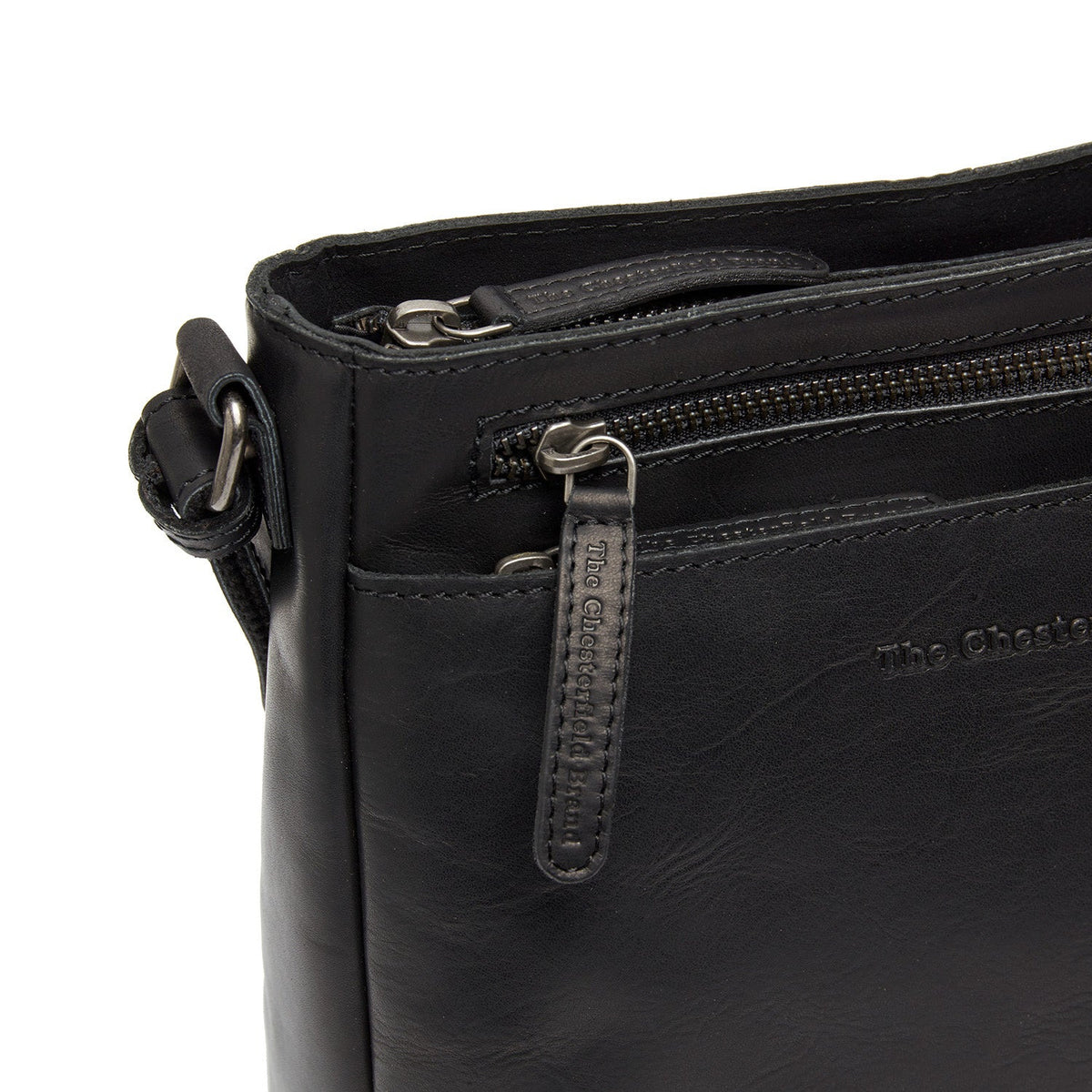 
Solid Antique Brass Hardware & Heavy-Duty Dual Zipper Detail on Mumbai Kožená crossbody taška
