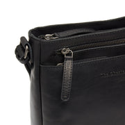 
Solid Antique Brass Hardware & Heavy-Duty Dual Zipper Detail on Mumbai Kožená crossbody taška
