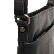 
Pohled na podšívku Showing Dedicated Padded Laptop Sleeve & Multi-Compartment Organization