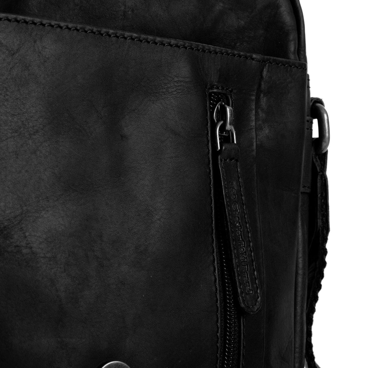 
Solid Antique Brass Hardware & Heavy-Duty Dual Zipper Detail on Remy Kožená crossbody taška