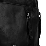 
Solid Antique Brass Hardware & Heavy-Duty Dual Zipper Detail on Remy Kožená crossbody taška