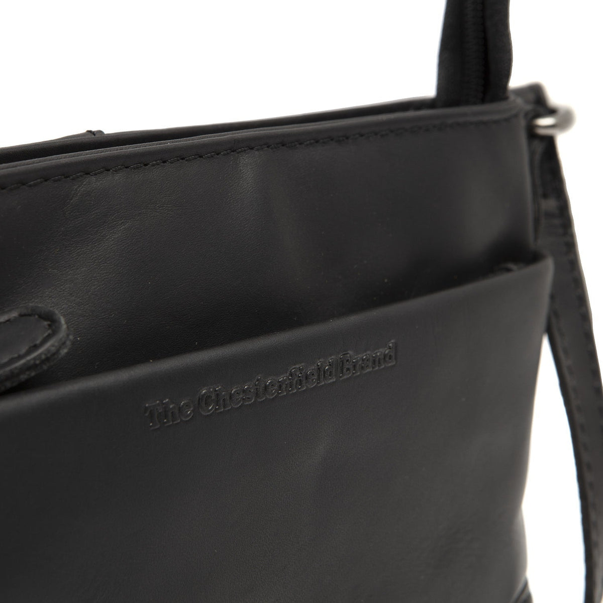 
Solid Antique Brass Hardware & Heavy-Duty Dual Zipper Detail on Salerno Kožená crossbody taška