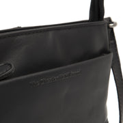 
Solid Antique Brass Hardware & Heavy-Duty Dual Zipper Detail on Salerno Kožená crossbody taška