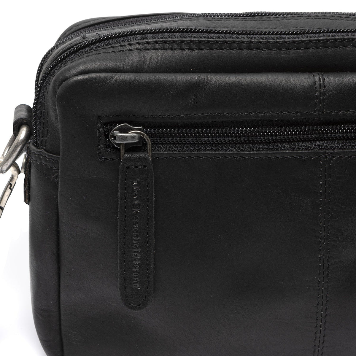 
Solid Antique Brass Hardware & Heavy-Duty Dual Zipper Detail on Samui Kožená crossbody taška