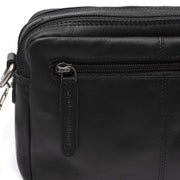 
Solid Antique Brass Hardware & Heavy-Duty Dual Zipper Detail on Samui Kožená crossbody taška