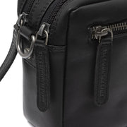 
Samui Kožená crossbody taška - Strukturovaný boční profil ukazující hloubku a kapacitu