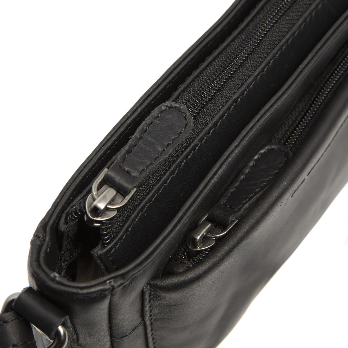 
Solid Antique Brass Hardware & Heavy-Duty Dual Zipper Detail on Southampton Kožená crossbody taška