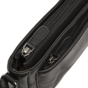 
Solid Antique Brass Hardware & Heavy-Duty Dual Zipper Detail on Southampton Kožená crossbody taška