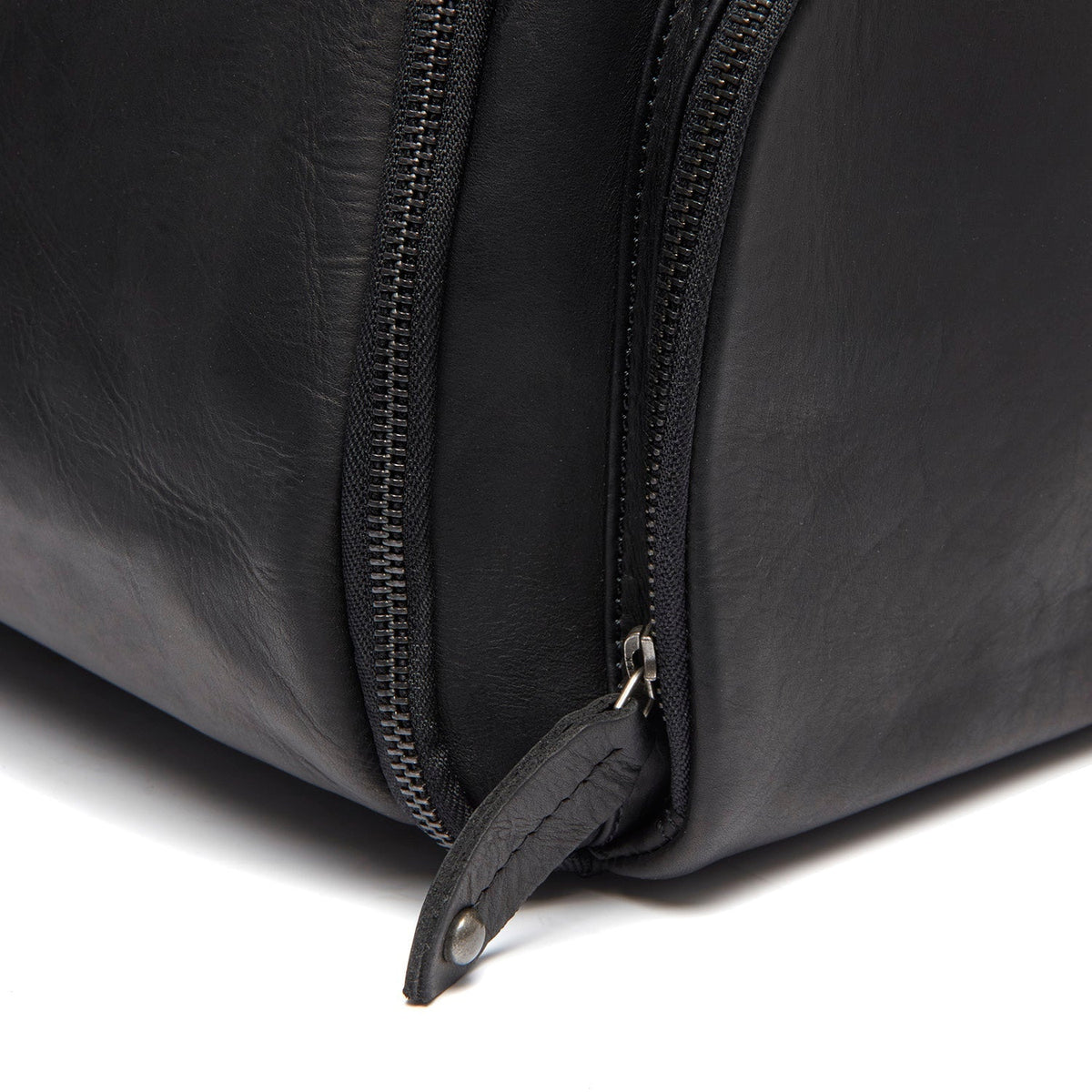 
Leather Garment Bag Finlay - Boční pohled ukazující ergonomický střih rukávů