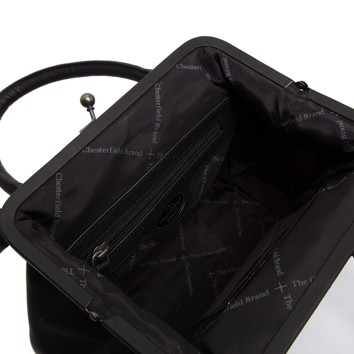 
Detailní pohled of Classic Collar & Heavy-Duty Zipper Hardware on Chili Kožená kabelka