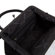 
Detailní pohled of Classic Collar & Heavy-Duty Zipper Hardware on Chili Kožená kabelka