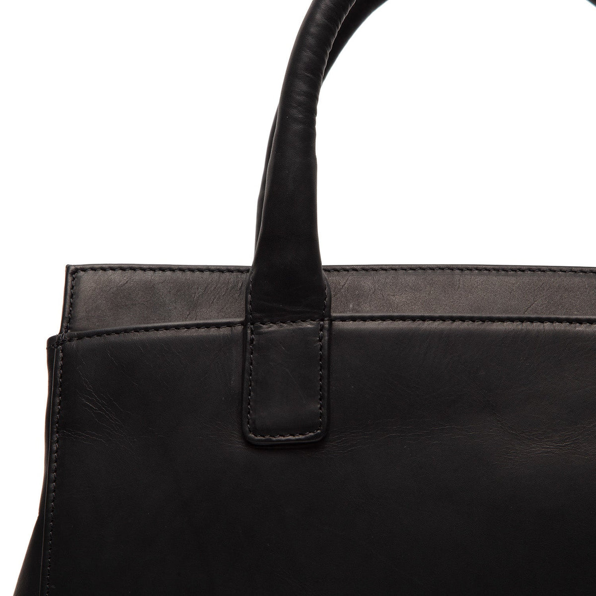 Detailní pohled of Classic Collar & Heavy-Duty Zipper Hardware on Garda Full-Grain Leather Handbag