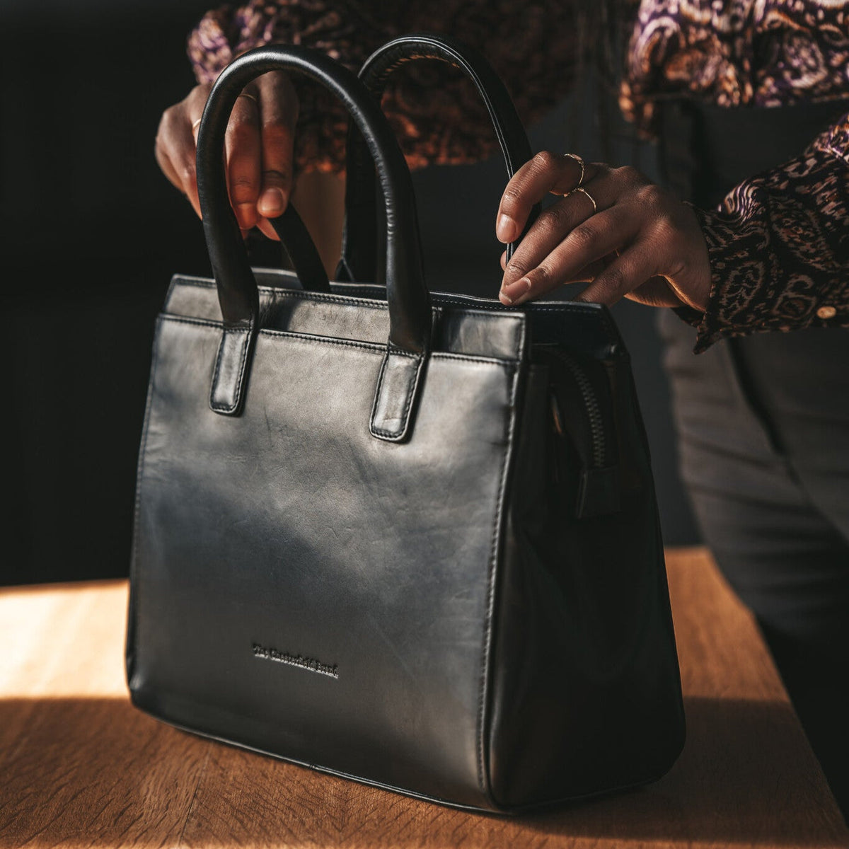 Garda Full-Grain Leather Handbag - Boční pohled ukazující ergonomický střih rukávů