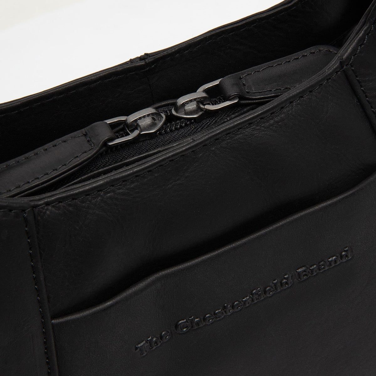 
Classic 100% Full-Grain leather Goods - Zadní pohled s definovanými rameny a čistým lemem