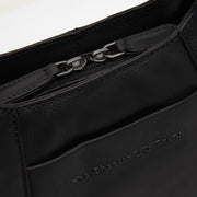 
Classic 100% Full-Grain leather Goods - Zadní pohled s definovanými rameny a čistým lemem
