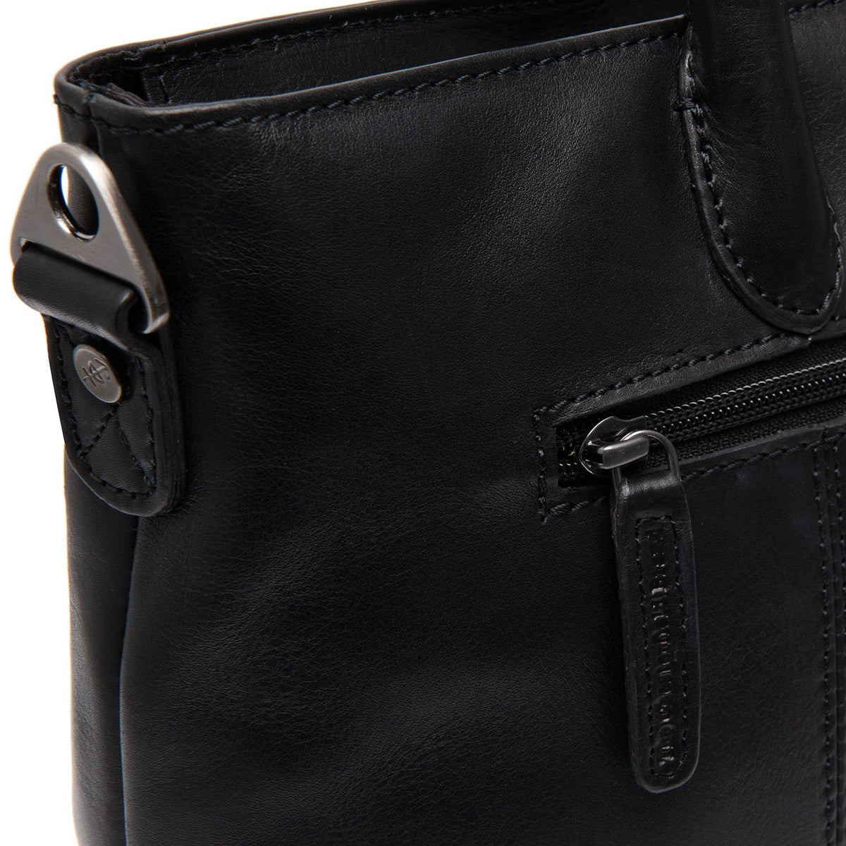 
Detailní pohled of Classic Collar & Heavy-Duty Zipper Hardware on Pergamino Kožená kabelka