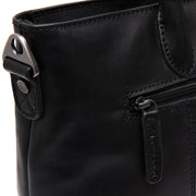 
Detailní pohled of Classic Collar & Heavy-Duty Zipper Hardware on Pergamino Kožená kabelka