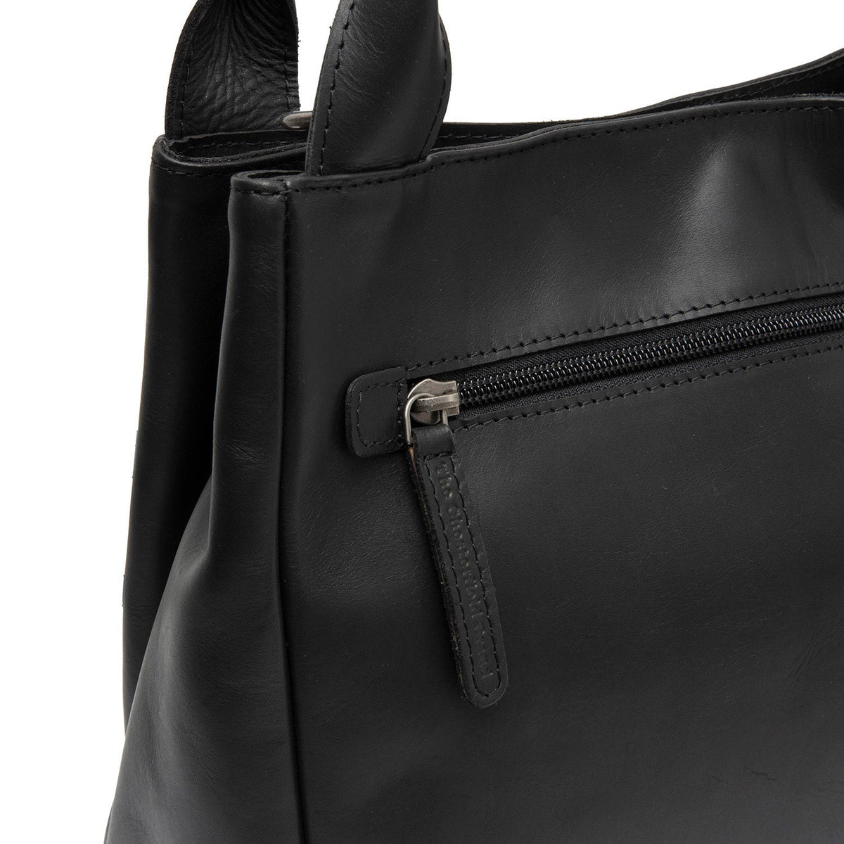 Close-Up Detail of Classic Collar &amp; Heavy-Duty Zipper Hardware on Tenara Full-Grain Leather Handbag