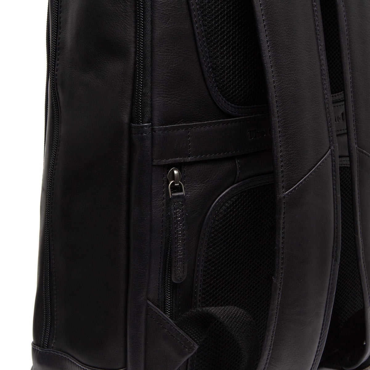 
Solid Antique Brass Hardware & Heavy-Duty Dual Zipper Detail on Detroit Kožený batoh na notebook