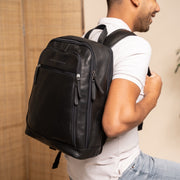
Classic 100% Full-Grain leather Backpack - Zadní pohled se zesílenými koženými popruhy