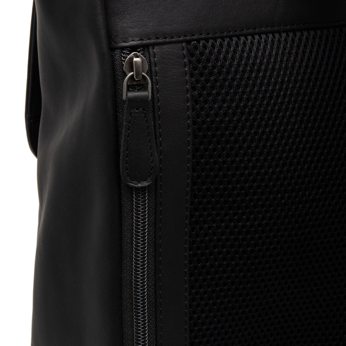 
Solid Antique Brass Hardware & Heavy-Duty Dual Zipper Detail on Farrow Kožený batoh na notebook