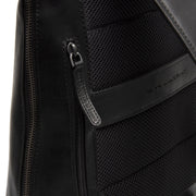 
Pohled na podšívku Showing Dedicated Padded Laptop Sleeve & Multi-Compartment Organization