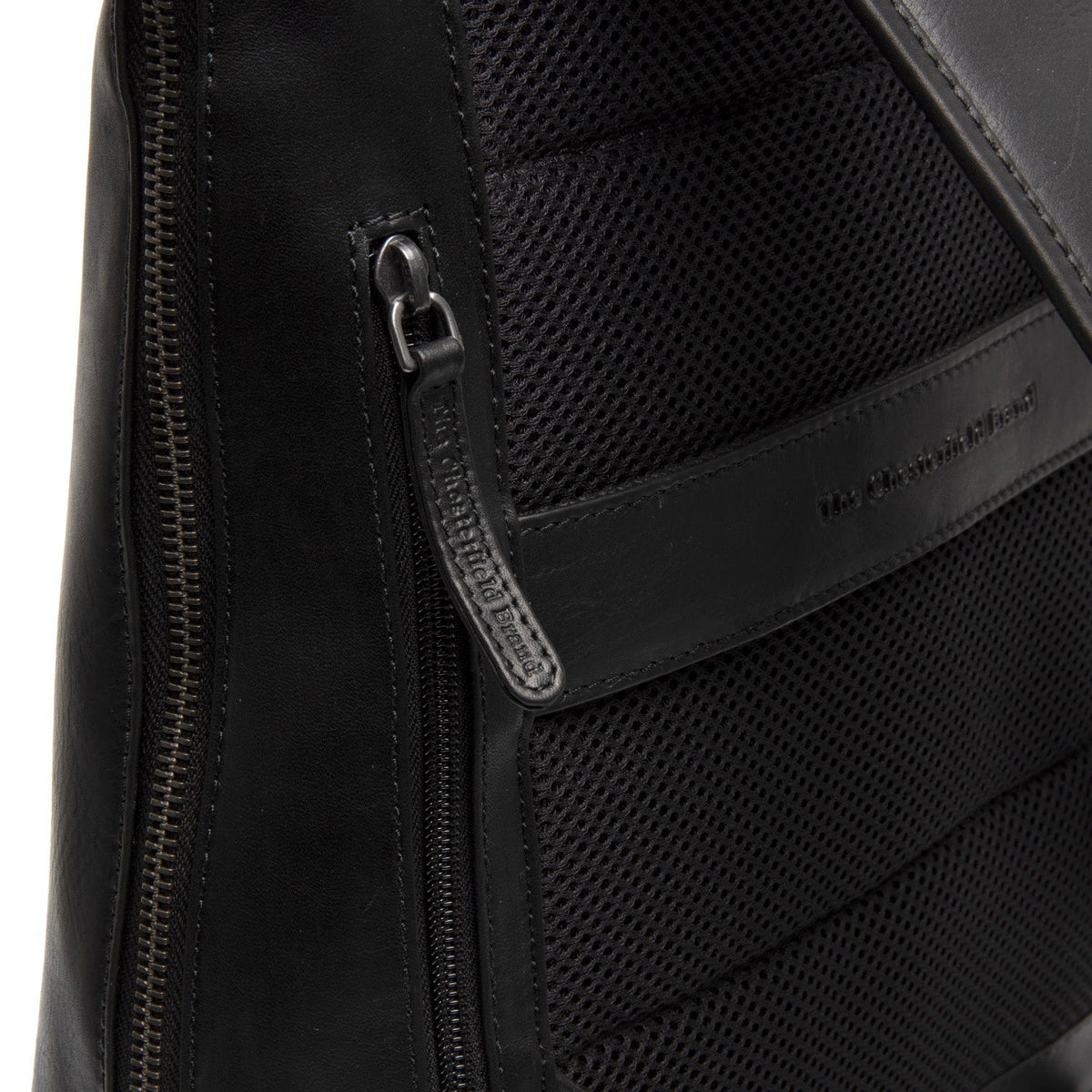 Pohled na podšívku Showing Dedicated Padded Laptop Sleeve & Multi-Compartment Organization