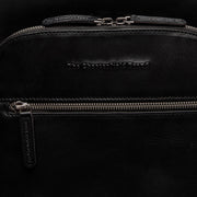 
Solid Antique Brass Hardware & Heavy-Duty Dual Zipper Detail on Maggiore Kožený batoh na notebook