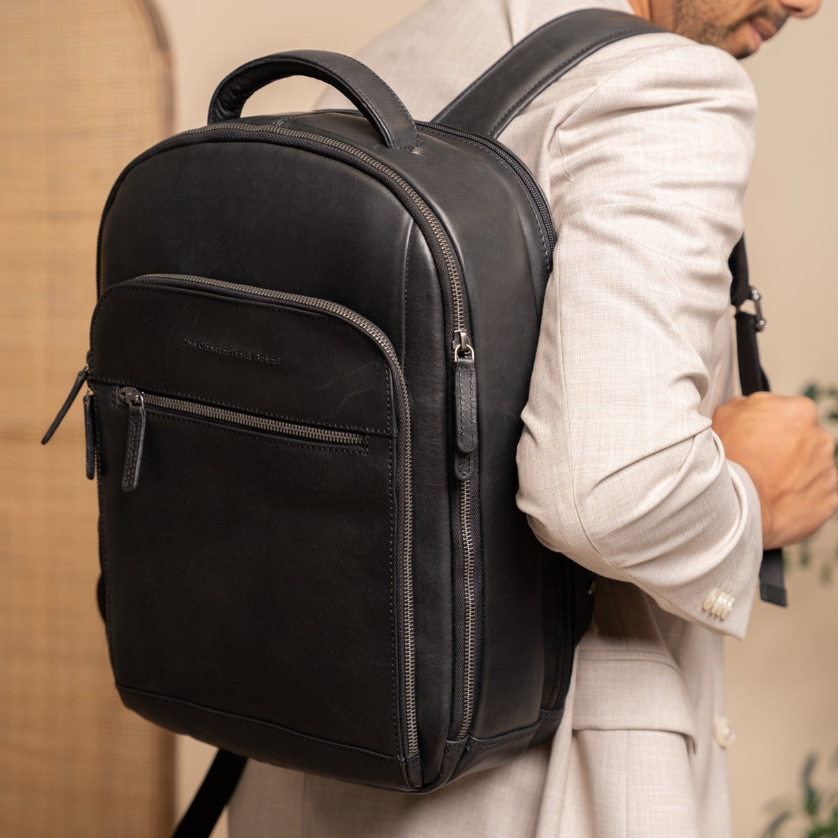 
Classic 100% Full-Grain leather Backpack - Zadní pohled se zesílenými koženými popruhy