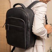 
Classic 100% Full-Grain leather Backpack - Zadní pohled se zesílenými koženými popruhy