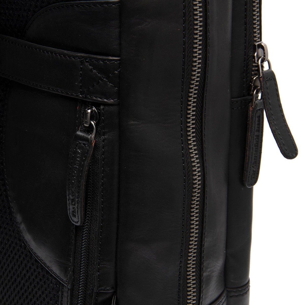 
Solid Antique Brass Hardware & Heavy-Duty Dual Zipper Detail on Nicola Kožený batoh na notebook