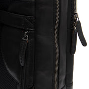 
Solid Antique Brass Hardware & Heavy-Duty Dual Zipper Detail on Nicola Kožený batoh na notebook