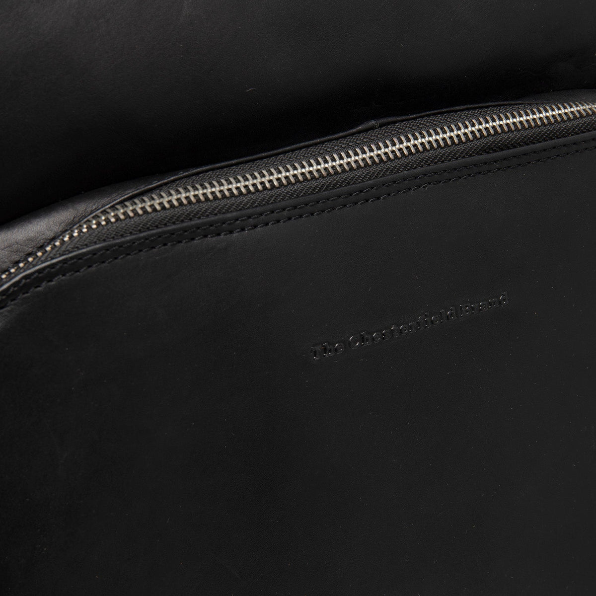 
Pohled na podšívku Showing Dedicated Padded Laptop Sleeve & Multi-Compartment Organization